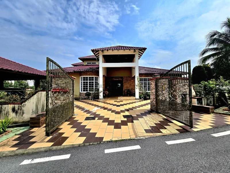 Bungalow House for Sale in Seksyen 8 (Kota Damansara) - Reena Sarif - Exterior - PropertyGuru.com.my