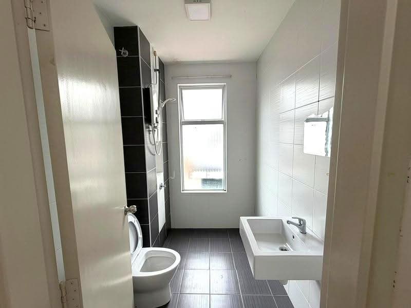 Rumah Teres untuk Disewa di Masai (Johor) - Jeff Ling - Bathroom - PropertyGuru.com.my