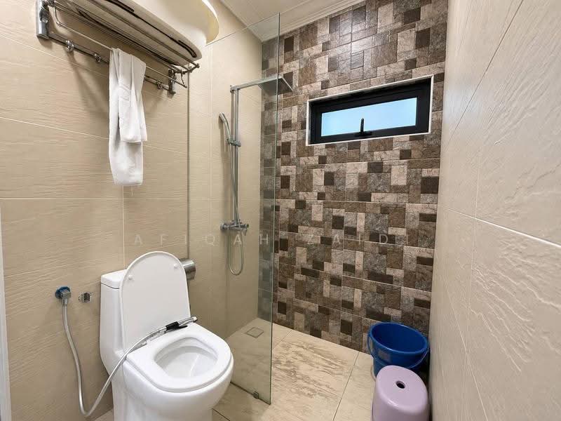 2-storey Terraced House for Sale in Taman Kelana Idaman (Ara Damansara) - Afiqah zaidi - Bathroom - PropertyGuru.com.my