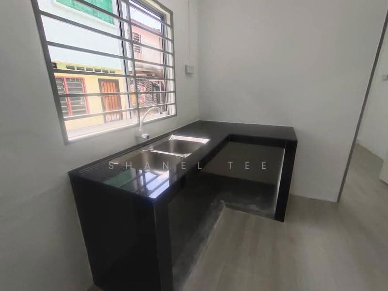 Rumah Teres 2-Tingkat untuk Dijual di Taman Kluang Barat (Kluang) - Shanel Tee - Kitchen - PropertyGuru.com.my