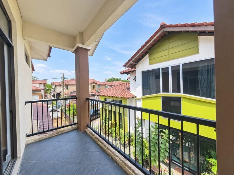 Rumah Berkembar untuk Dijual di Taman Saujana (Kluang) - Sufi Norman - Balcony - PropertyGuru.com.my