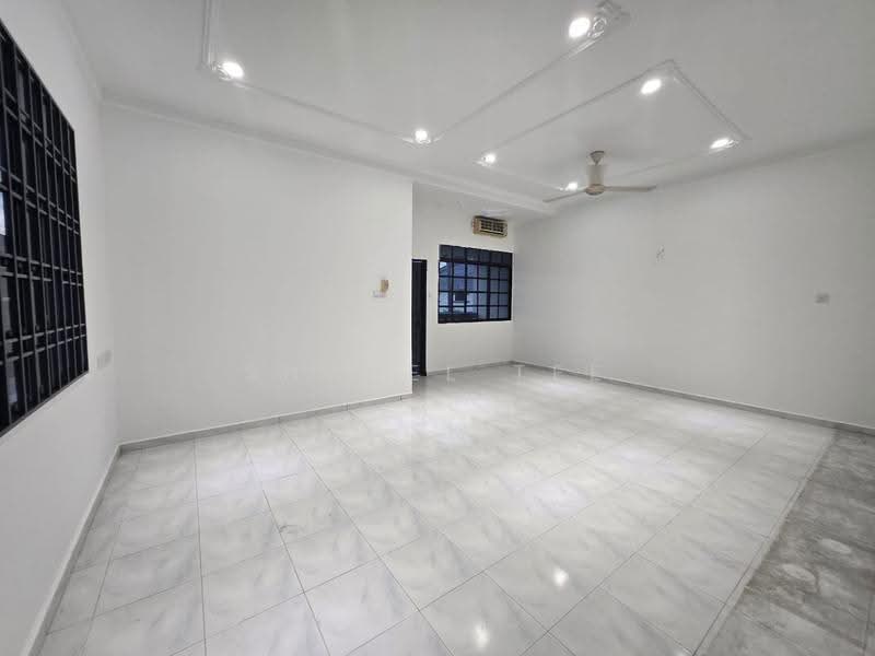 Rumah Berkembar untuk Dijual di Taman Sri Kluang (Kluang) - Shanel Tee - Living Room - PropertyGuru.com.my