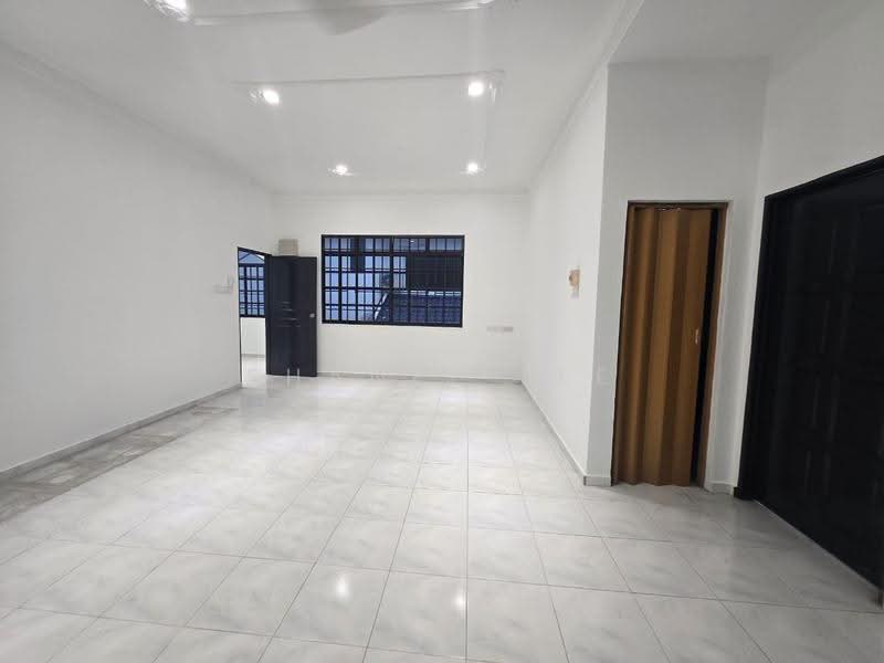 Rumah Berkembar untuk Dijual di Taman Sri Kluang (Kluang) - Shanel Tee - Living Room - PropertyGuru.com.my
