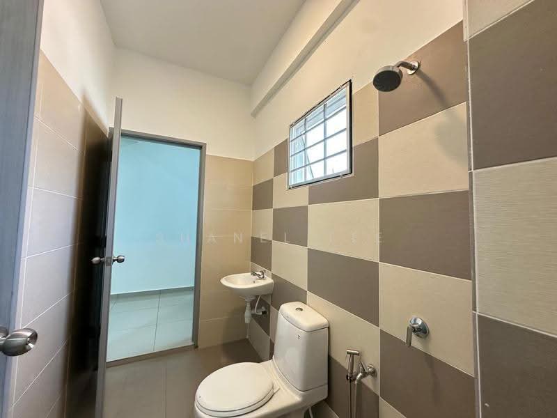Rumah Teres 2-Tingkat untuk Dijual di Taman Pura Kencana (Batu Pahat) - Shanel Tee - Bathroom - PropertyGuru.com.my