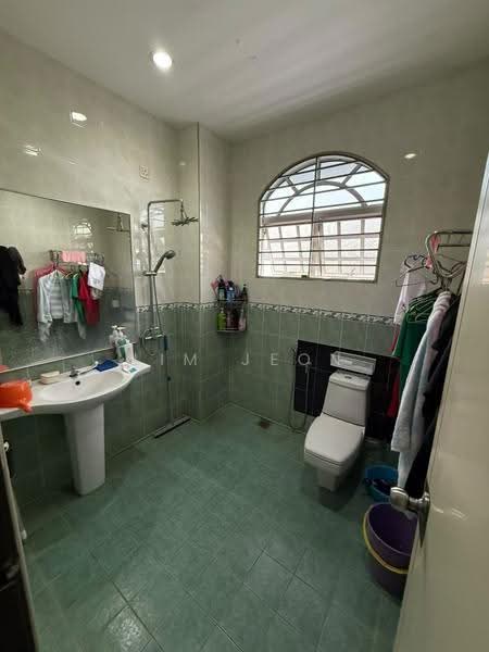 Semi-Detached House for Sale in Kampung Batu Belah (Klang) - Lim Jeon - Bathroom - PropertyGuru.com.my