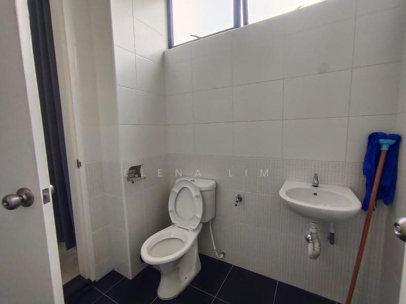 Rumah Teres untuk Disewa di Kota Masai (Pasir Gudang) - Elena Lim - Bathroom - PropertyGuru.com.my