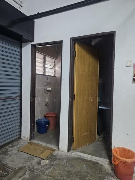 Shop / Office untuk Disewa di Taman Rakan Cheras (Cheras) - Stella Lee - Bathroom - PropertyGuru.com.my