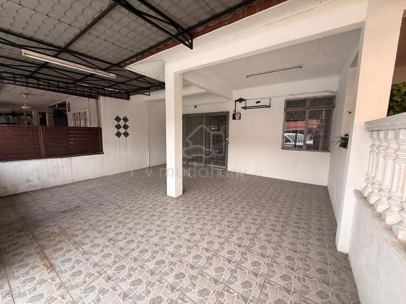 1-storey Terraced House for Sale in Taman Puchong Indah (Puchong) - Ivan Tan - Entrance - PropertyGuru.com.my