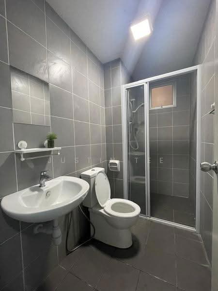 Kediaman Servis untuk Disewa di Savanna Executive Suite @ Southville City - Justin Tee - Bathroom - PropertyGuru.com.my