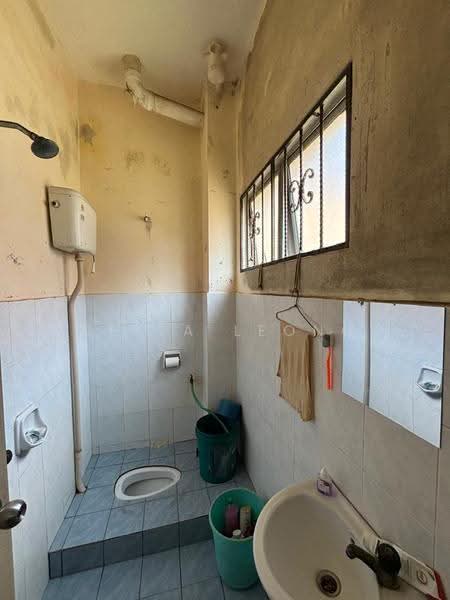 Rumah Teres untuk Dijual di Taman Tun Perak (Rawang) - Bella Leong - Bathroom - PropertyGuru.com.my