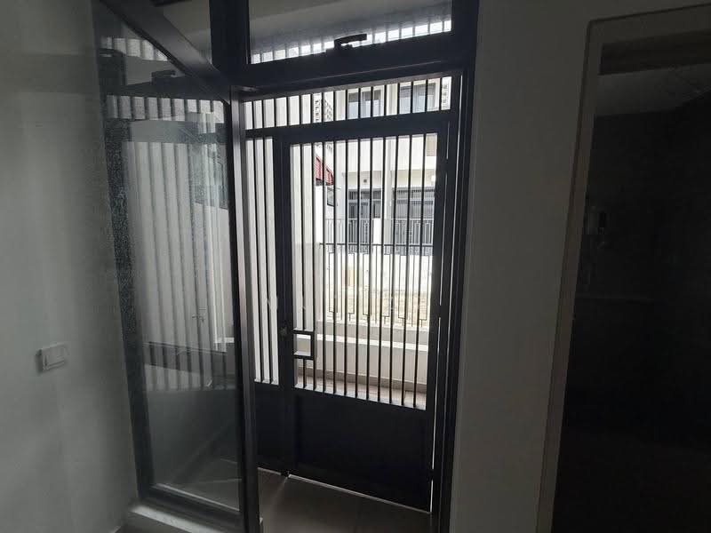 Rumah Teres 2-Tingkat untuk Dijual di Elmina (Shah Alam) - Mu'izz Halim - Entrance - PropertyGuru.com.my