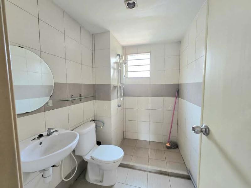Apartment for Sale at D'shire Villa - Zihan Aziz - Bathroom - PropertyGuru.com.my