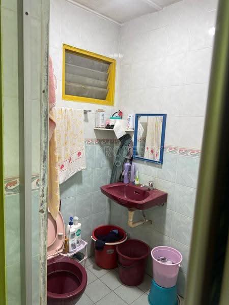 Rumah Teres 2-Tingkat untuk Dijual di Taman Seri Bahagia (Cheras) - Nicholas Lew - Bathroom - PropertyGuru.com.my