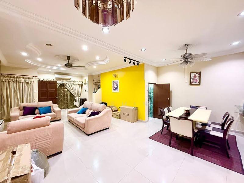 Rumah Teres 2-Tingkat untuk Dijual di Seksyen 23 (Shah Alam) - Yasmin Sulaiman - Living Room - PropertyGuru.com.my