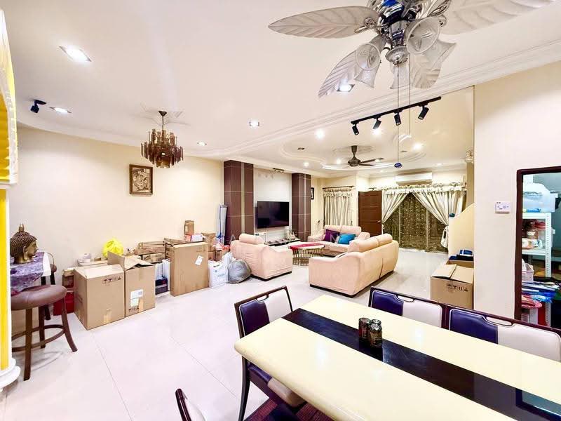 Rumah Teres 2-Tingkat untuk Dijual di Seksyen 23 (Shah Alam) - Yasmin Sulaiman - Living Room - PropertyGuru.com.my