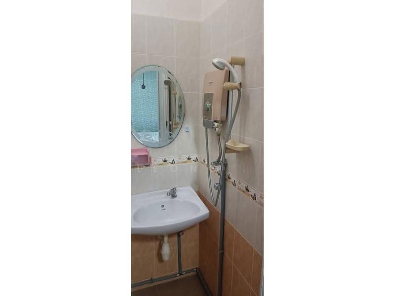 Pangsapuri untuk Disewa di Desa Permai Indah Apartment - Leong . - Bathroom - PropertyGuru.com.my