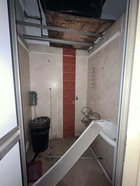 Kedai untuk Disewa di Taman Lian Hoe (Kuchai Lama) - Joey Wong - Bathroom - PropertyGuru.com.my