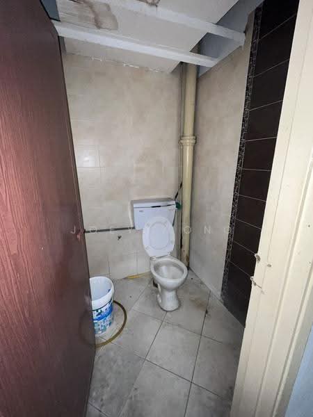 Kedai untuk Disewa di Taman Lian Hoe (Kuchai Lama) - Joey Wong - Bathroom - PropertyGuru.com.my
