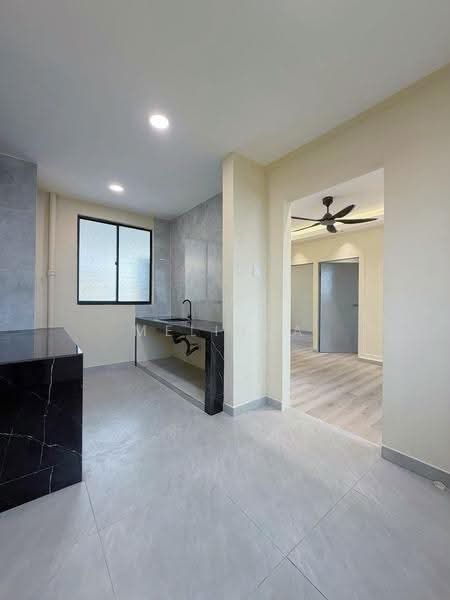 Rumah Flat untuk Dijual di Flat Taman Perling - Melinda Ee - Kitchen - PropertyGuru.com.my