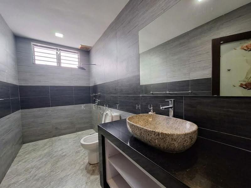 Semi-Detached House for Sale in Taman Bukit Serdang (Seri Kembangan) - KENT HUI LAU - Bathroom - PropertyGuru.com.my