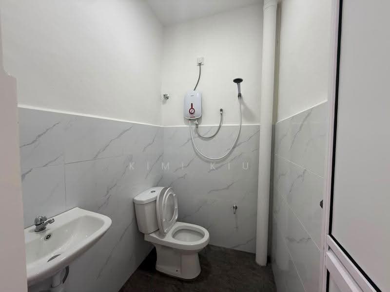 Rumah Teres 1-Tingkat untuk Dijual di Taman Universiti (Skudai) - Kimi Kiu - Bathroom - PropertyGuru.com.my