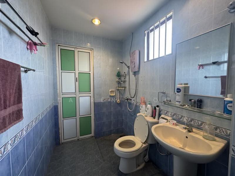 Semi-Detached House for Sale in Bandar Putra Permai (Seri Kembangan) - Darren Khoo - Bathroom - PropertyGuru.com.my