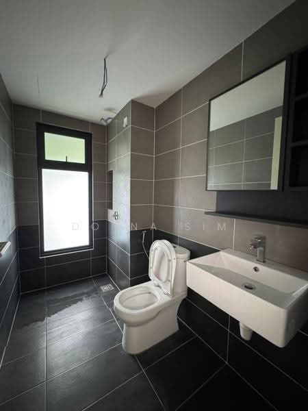 Kediaman Servis untuk Dijual di D'Clover Residences - Donna Sim - Bathroom - PropertyGuru.com.my