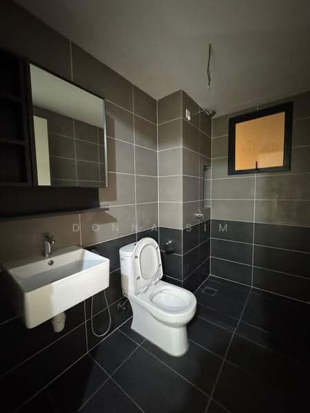 Kediaman Servis untuk Dijual di D'Clover Residences - Donna Sim - Bathroom - PropertyGuru.com.my