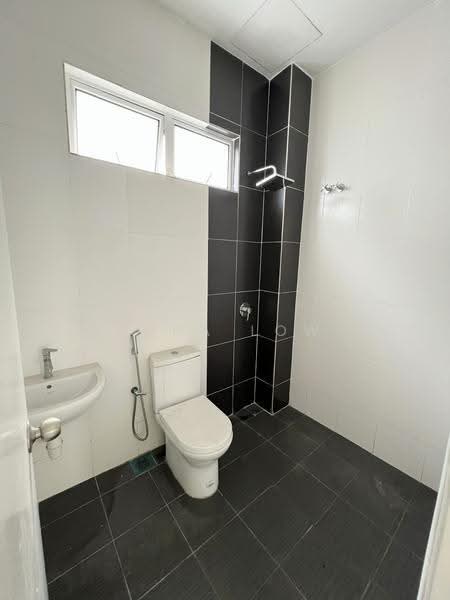 Rumah Berkembar untuk Dijual di D'Kayangan (Shah Alam) - Sara Low - Bathroom - PropertyGuru.com.my