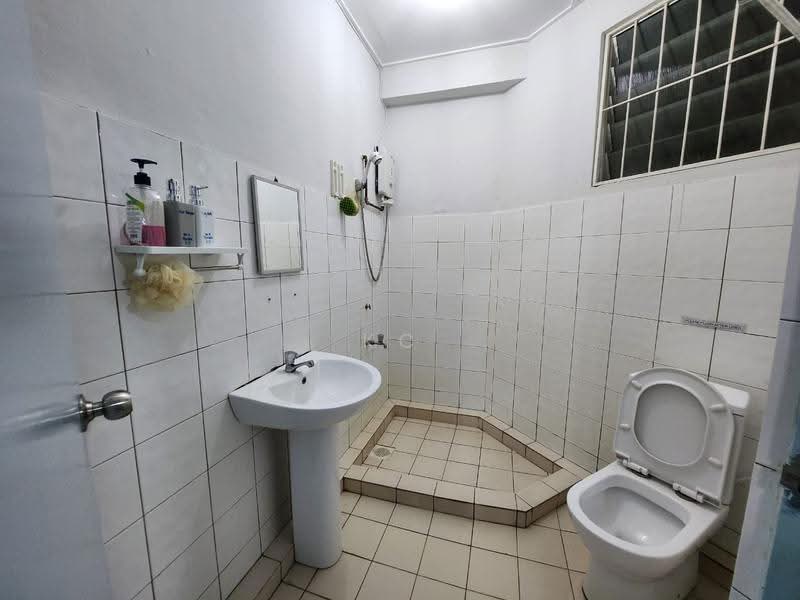 Kondominium untuk Dijual di Floridale Condominium - KC Jee - Bathroom - PropertyGuru.com.my