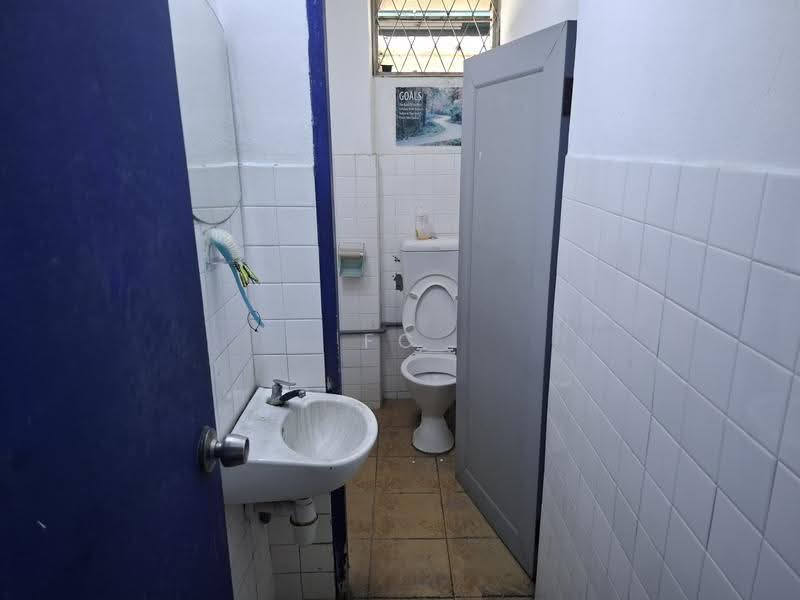 Factory for Rent in SS13 (Subang Jaya) - FC Wong - Bathroom - PropertyGuru.com.my