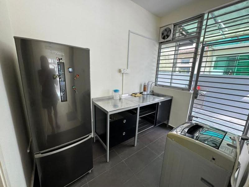 Rumah Kluster untuk Dijual di Taman Gaya (Ulu Tiram) - Sky Tan - Kitchen - PropertyGuru.com.my
