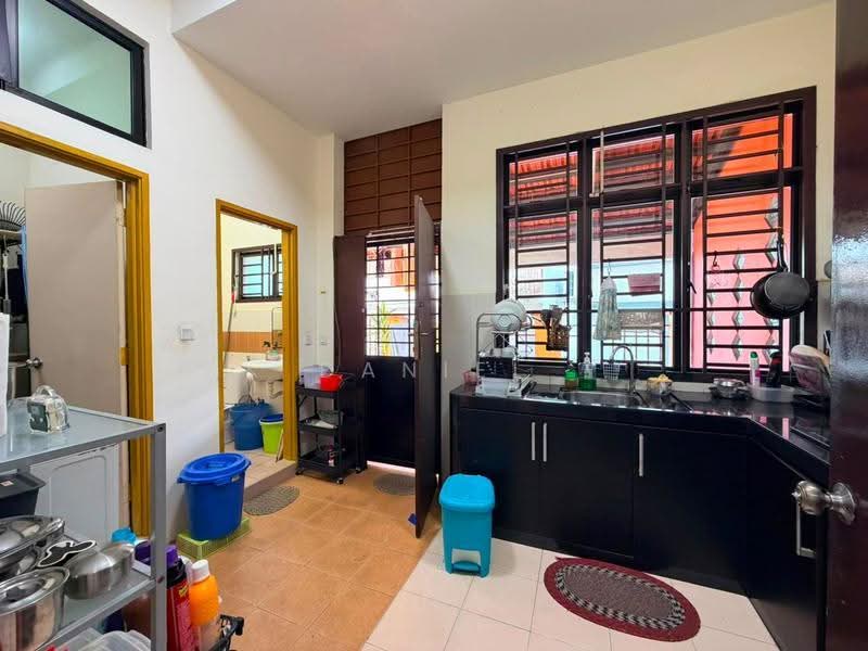Semi-Detached House for Sale in Taman Nusa Idaman (Iskandar Puteri (Nusajaya)) - Daniel Yong - Kitchen - PropertyGuru.com.my