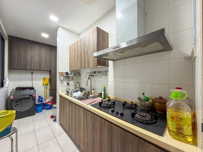 3-storey Terraced House for Sale in D'alpinia (Puchong) - Ashraff Daniel - Kitchen - PropertyGuru.com.my