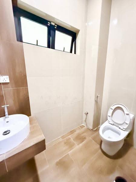 Bungalow House untuk Dijual di Perdana Lakeview East (Cyberjaya) - Ashraff Daniel - Bathroom - PropertyGuru.com.my