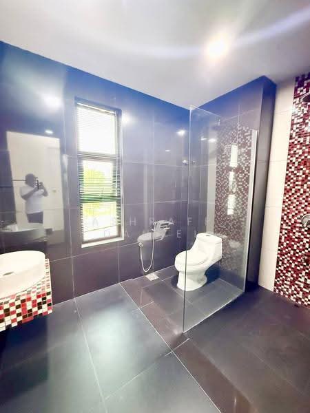 Bungalow House untuk Dijual di Perdana Lakeview East (Cyberjaya) - Ashraff Daniel - Bathroom - PropertyGuru.com.my