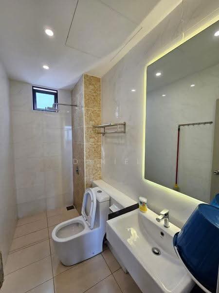 Kediaman Servis untuk Dijual di D'Summit Residences - Daniel Yong - Bathroom - PropertyGuru.com.my