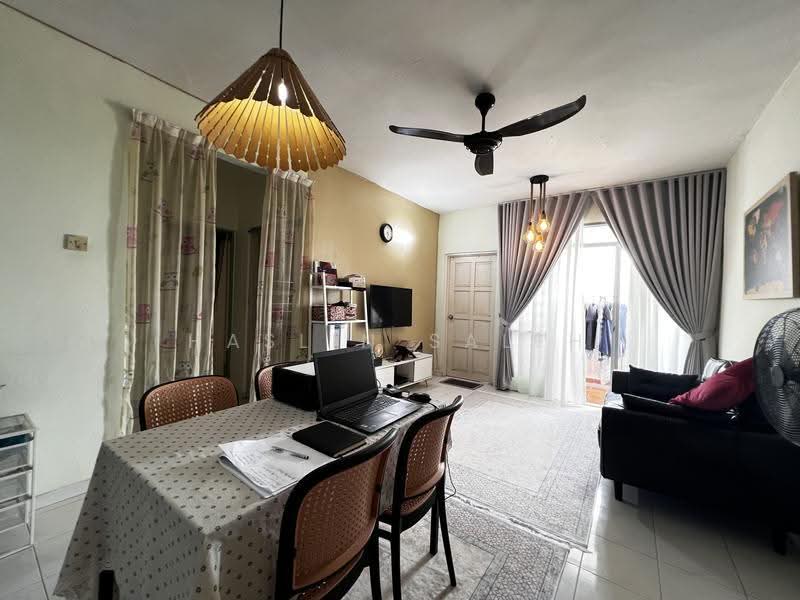 Pangsapuri untuk Dijual di Halaman Cendana - Haslin Saleh - Living Room - PropertyGuru.com.my