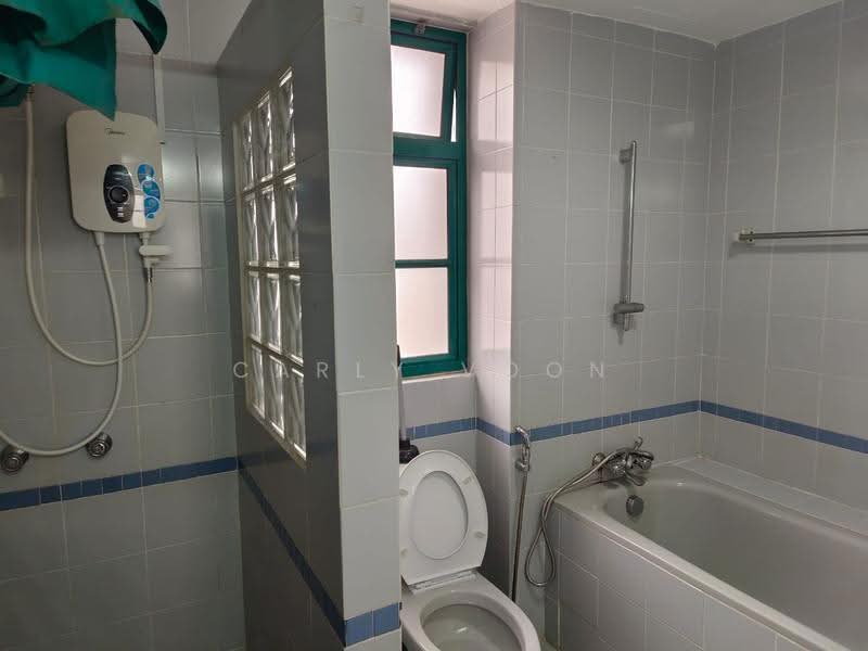 Kondominium untuk Disewa di The Straits View Condominium - Carly Voon - Bathroom - PropertyGuru.com.my