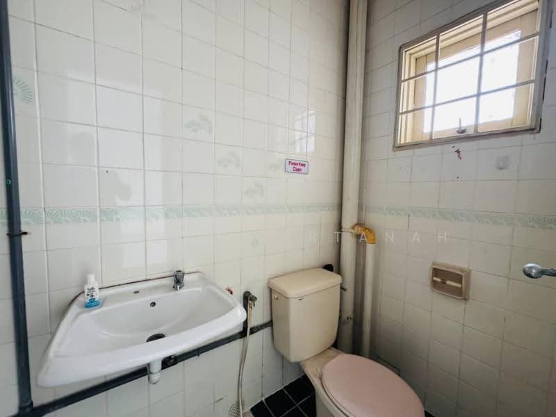 Rumah Teres 2-Tingkat untuk Dijual di Seksyen 7 (Shah Alam) - Sariza Hartanah - Bathroom - PropertyGuru.com.my