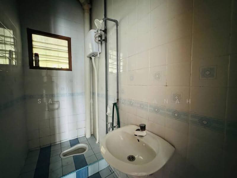 Rumah Teres 2-Tingkat untuk Dijual di Seksyen 7 (Shah Alam) - Sariza Hartanah - Bathroom - PropertyGuru.com.my