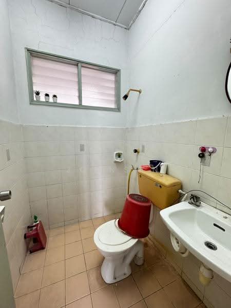 Pangsapuri untuk Dijual di Sri Putra Apartment - Johnson Chen - Bathroom - PropertyGuru.com.my