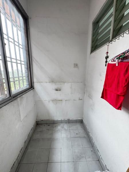 Pangsapuri untuk Dijual di Sri Putra Apartment - Johnson Chen - Balcony - PropertyGuru.com.my