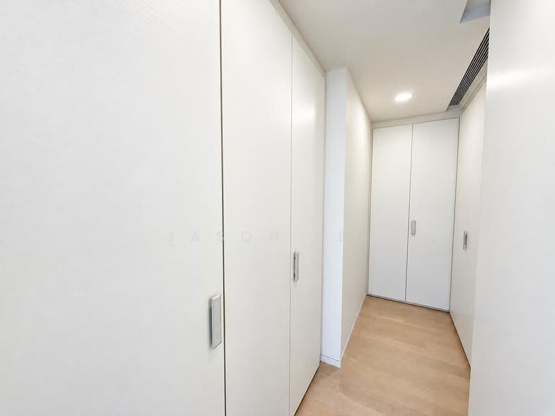 Kediaman Servis untuk Dijual di Le Nouvel KLCC - JASON LEE - Master wardrobe - PropertyGuru.com.my