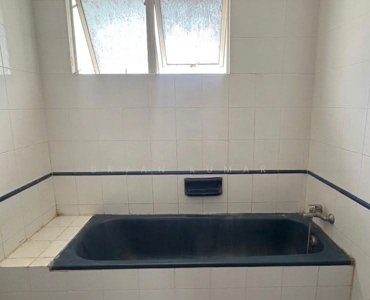 Kondominium untuk Dijual di Bayu Angkasa - Bryan Kumar - Bathroom - PropertyGuru.com.my