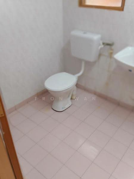 Pangsapuri untuk Disewa di Putra Permai Block A - Tron Wan - Bathroom - PropertyGuru.com.my