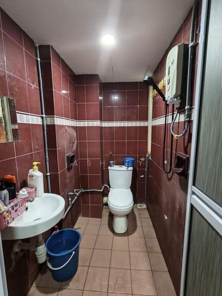 Kondominium untuk Dijual di Petaling Indah Condominiums - Ashley Lim - Bathroom - PropertyGuru.com.my