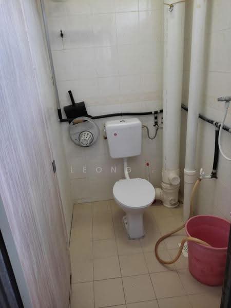 Pangsapuri untuk Dijual di Desa May - Leong . - Bathroom - PropertyGuru.com.my