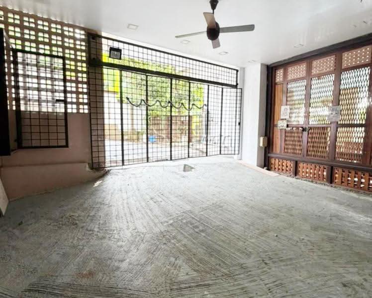 Bungalow House untuk Disewa di Sungai Buloh (Selangor) - Lee Sing Siong - Entrance - PropertyGuru.com.my