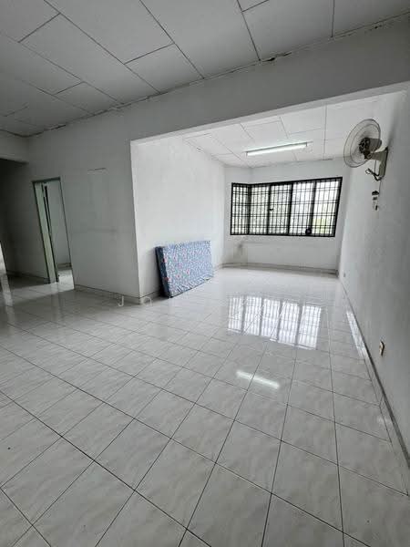 Pangsapuri untuk Dijual di Sri Putra Apartment - Johnson Chen - Living Room - PropertyGuru.com.my